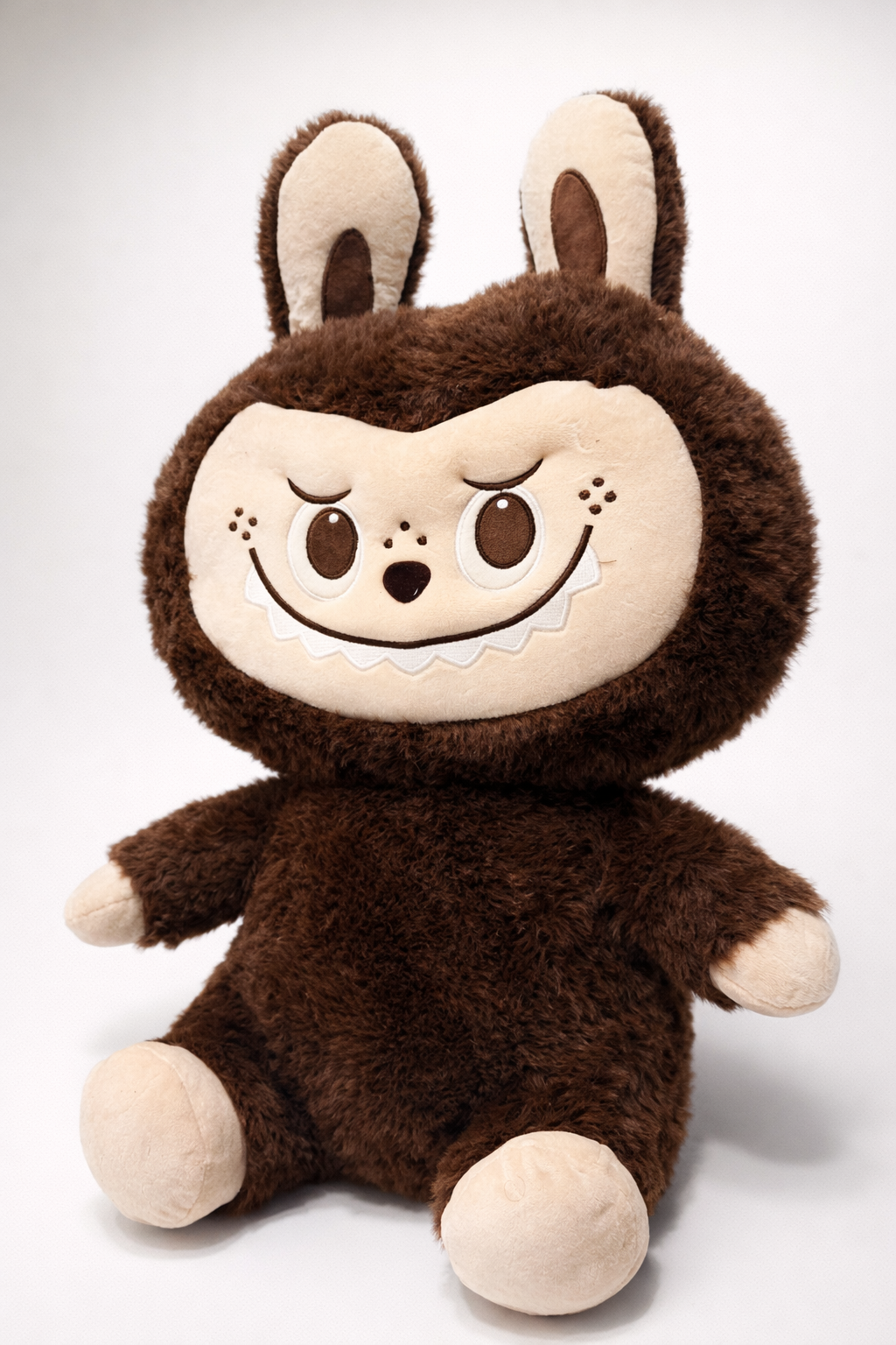 LABUBU – šiltas rudas pliušinis draugas vaikams (66 cm)