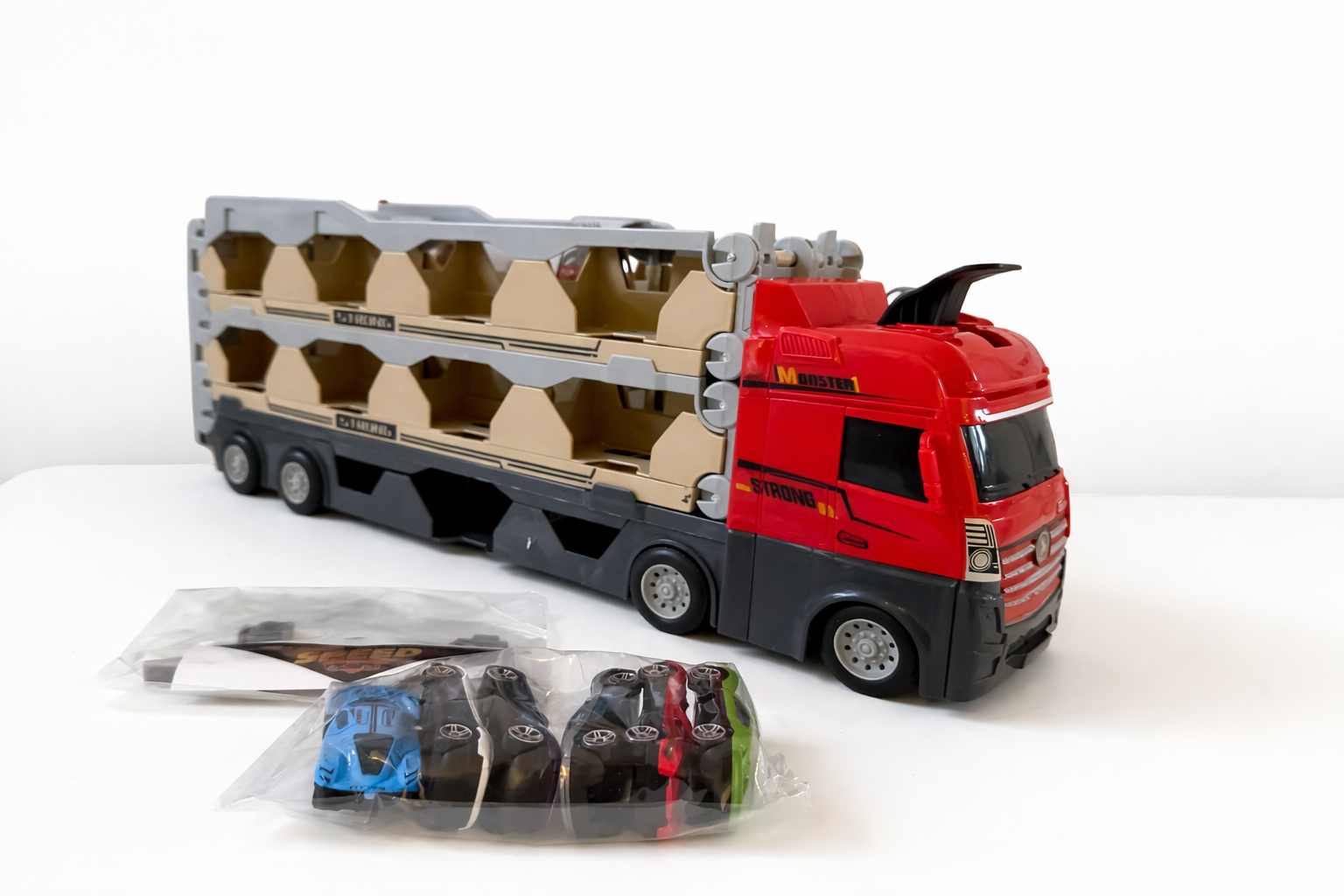 Dviaukštė automobilių transportavimo priekaba su vilkiku ir mašinėlėmis