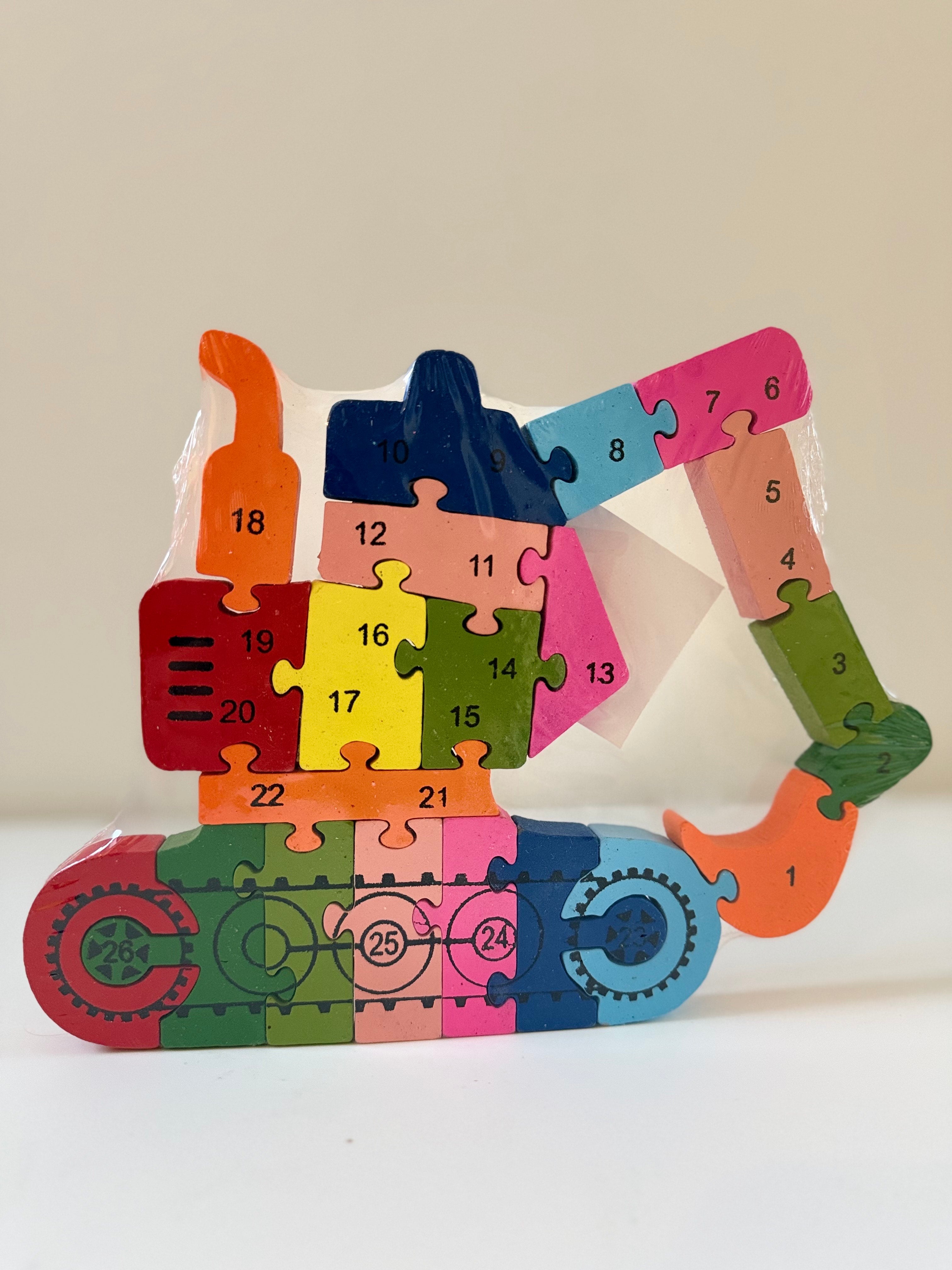 Medinė lavinamoji dėlionė „Ekskavatorius“ su skaičiais ir raidėmis