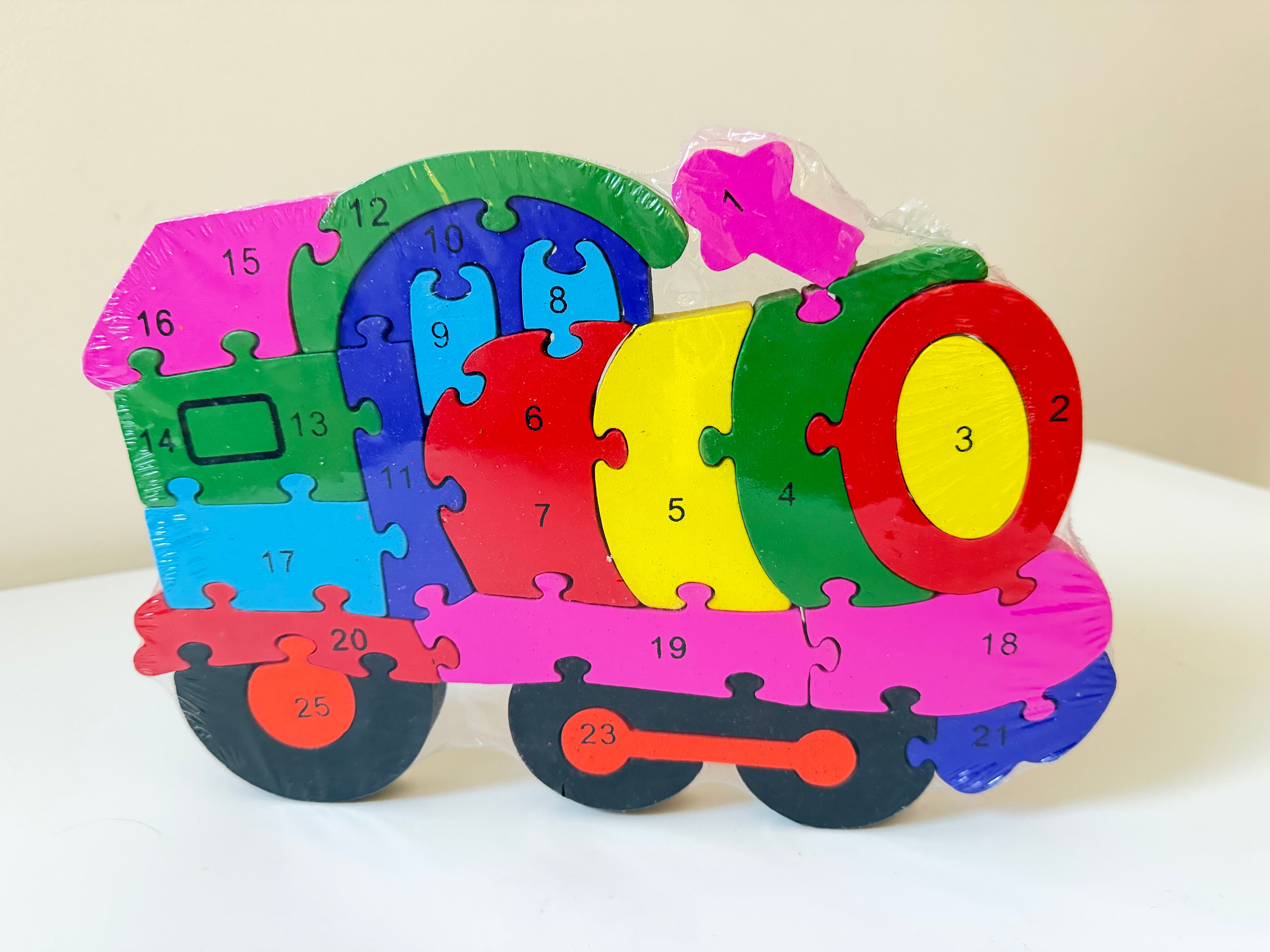 Medinė lavinamoji dėlionė „Betonvežis“ su skaičiais ir raidėmis