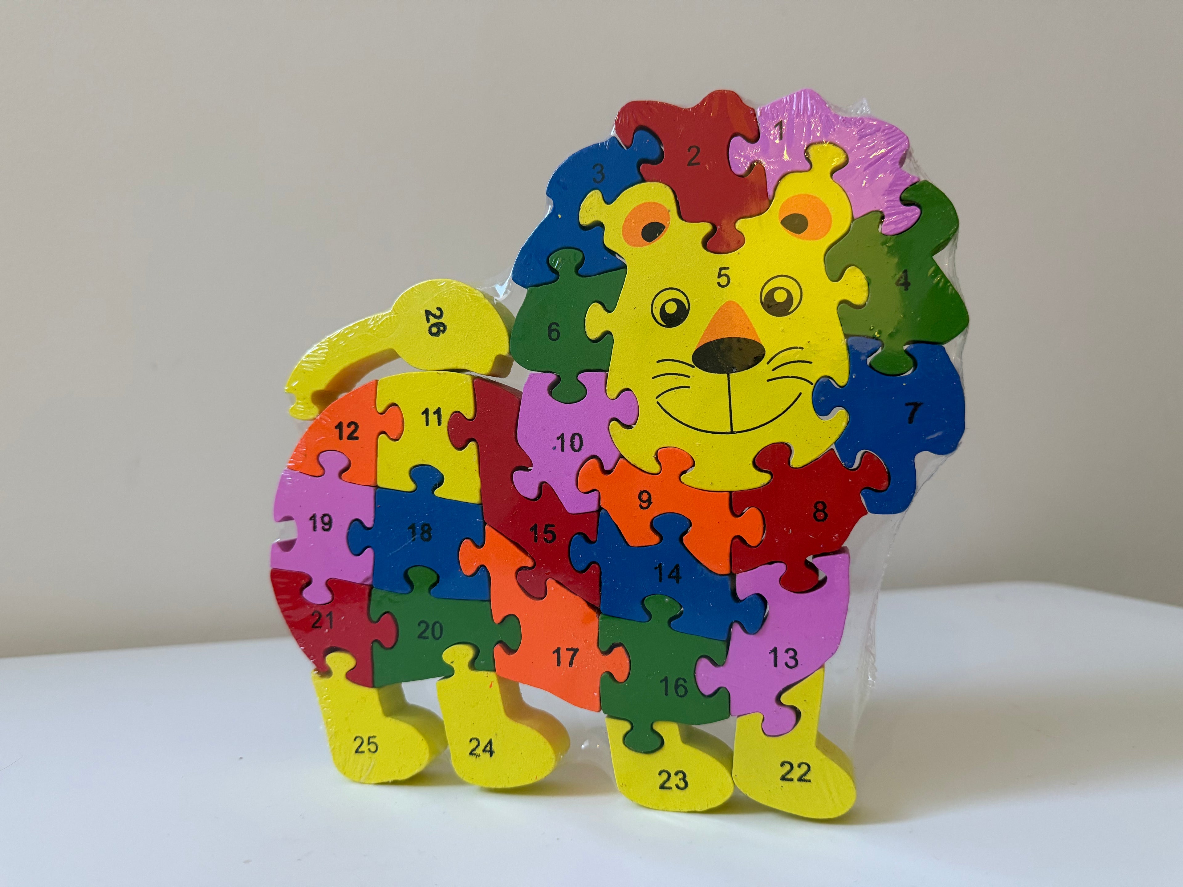 Medinė lavinamoji dėlionė „Liūtas“ su skaičiais ir raidėmis